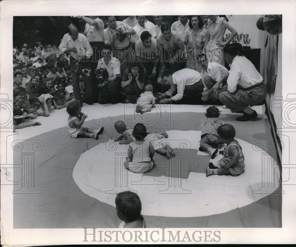 1948 Press Photo Parents Urge Babies At Philadelphia Blue Cross Crawling Contest