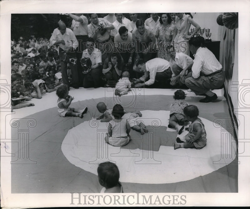 Load image into Gallery viewer, 1948 Press Photo Parents Urge Babies At Philadelphia Blue Cross Crawling Contest
