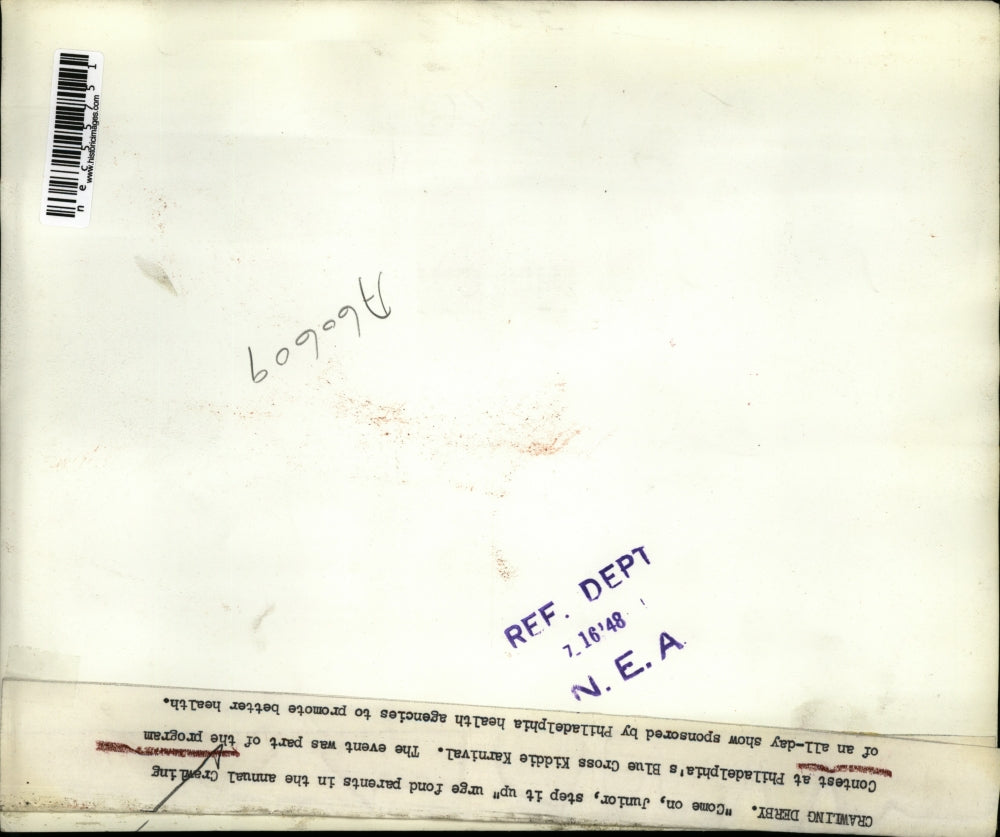 1948 Press Photo Parents Urge Babies At Philadelphia Blue Cross Crawling Contest