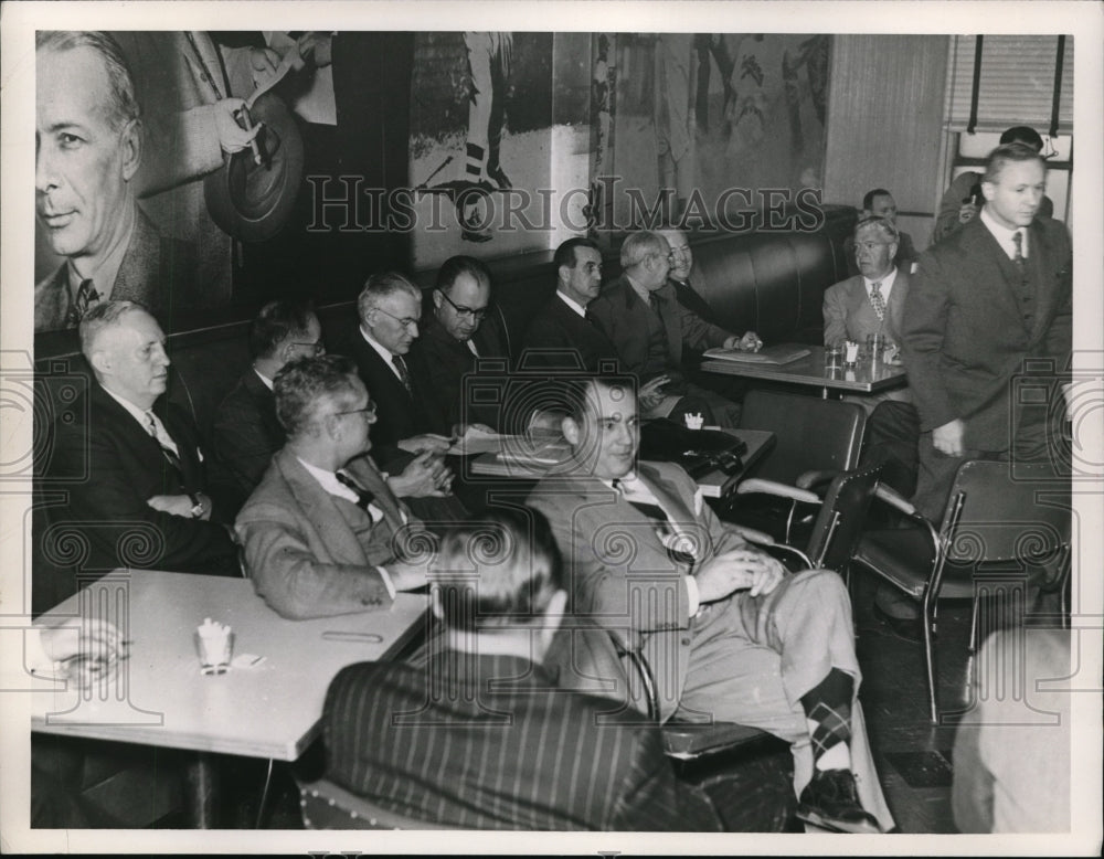 1952 Press Photo Stockholders at a company meeting