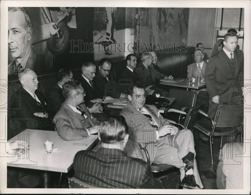 Load image into Gallery viewer, 1952 Press Photo Stockholders at a company meeting
