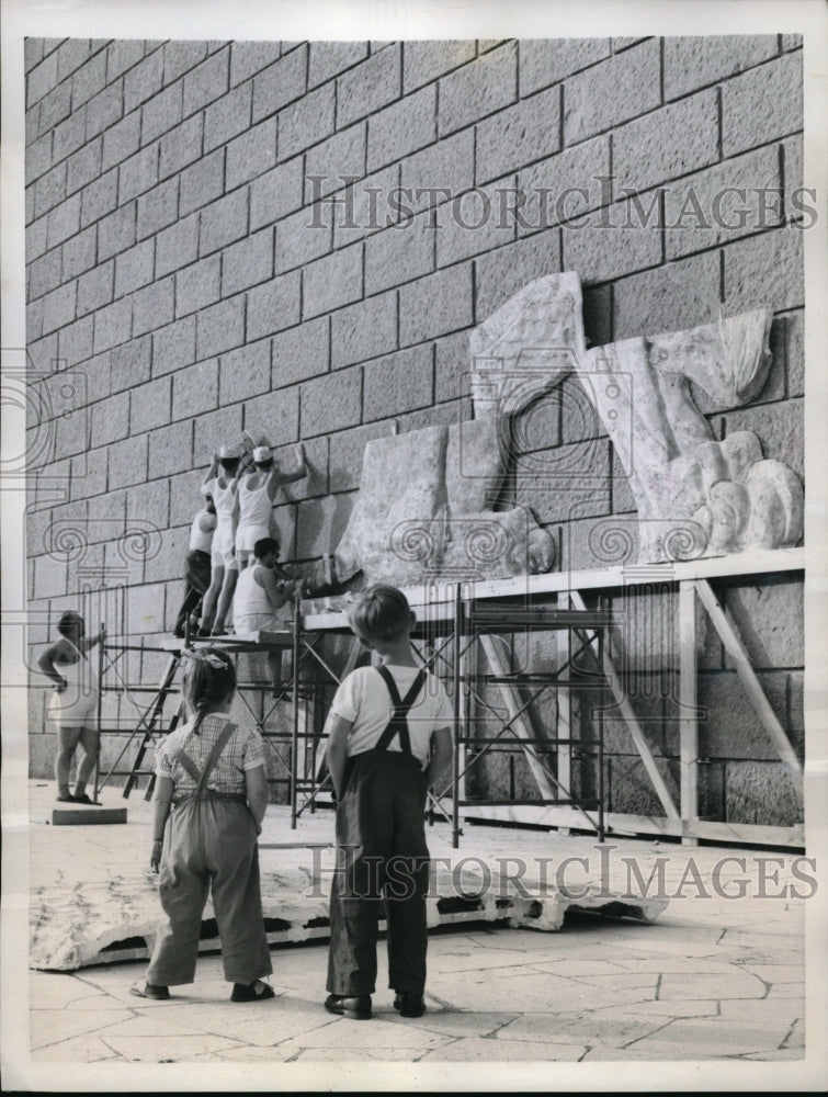 1957 Press Photo Museum At Mallory Langsdon abd Claire Gower- Historic Images