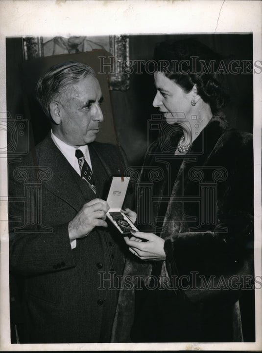 1944 Press Photo Judge Goldstein gives Emily Warner the Grand St. Boys medal, NY