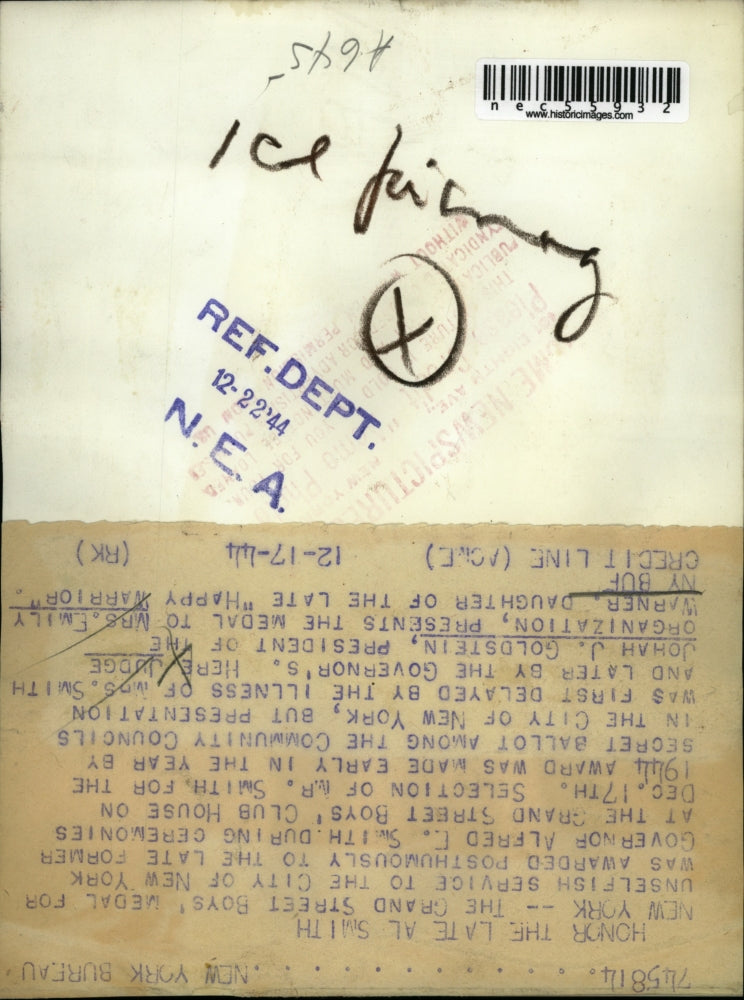 1944 Press Photo Judge Goldstein gives Emily Warner the Grand St. Boys medal, NY