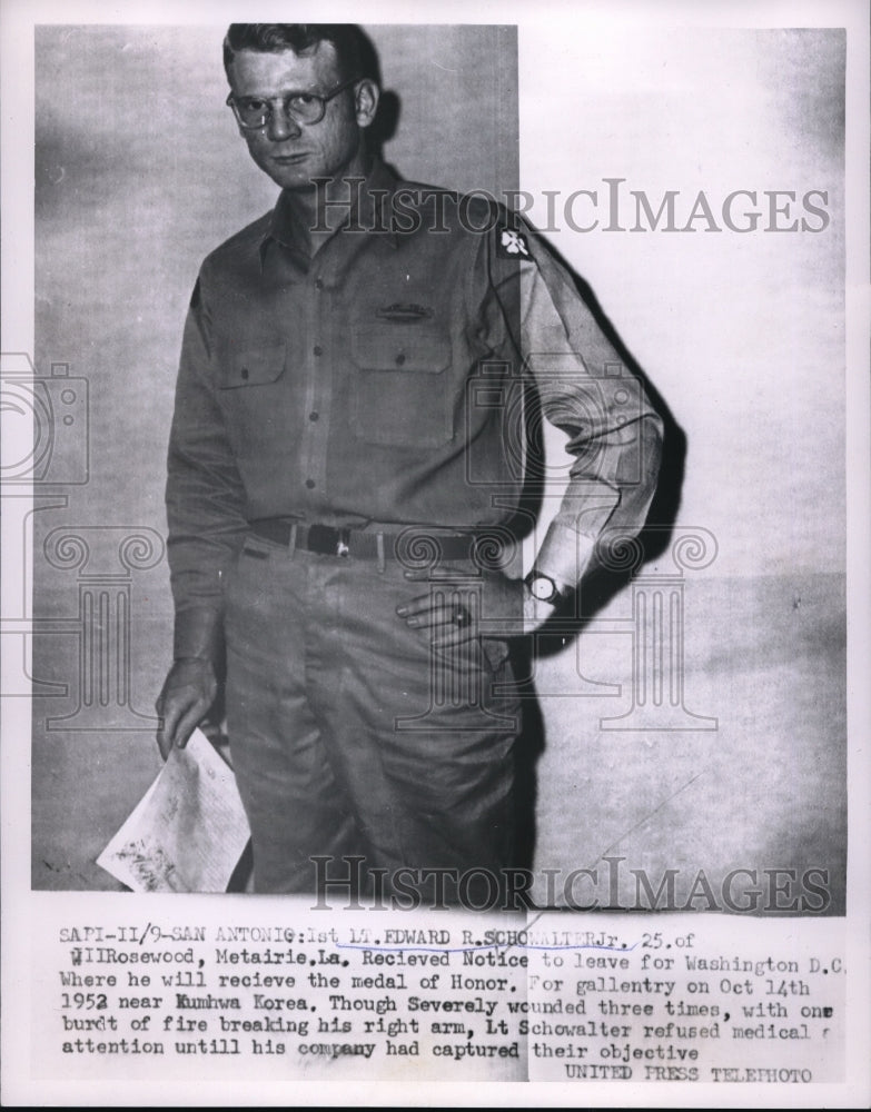 Load image into Gallery viewer, 1953 Press Photo 1st Lt. Edward Schowalter Jr. Receiving Medal of Honor
