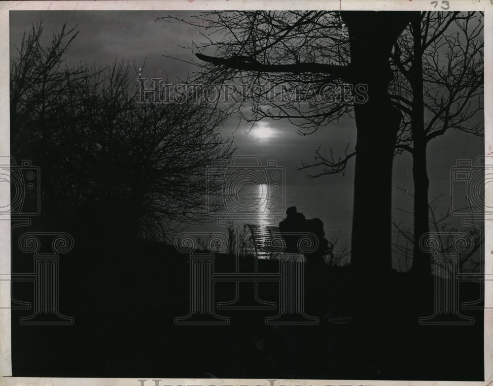 1935 Press Photo Sun Sets On Shore Of Lake Cleveland Ohio And Outlines Lovers