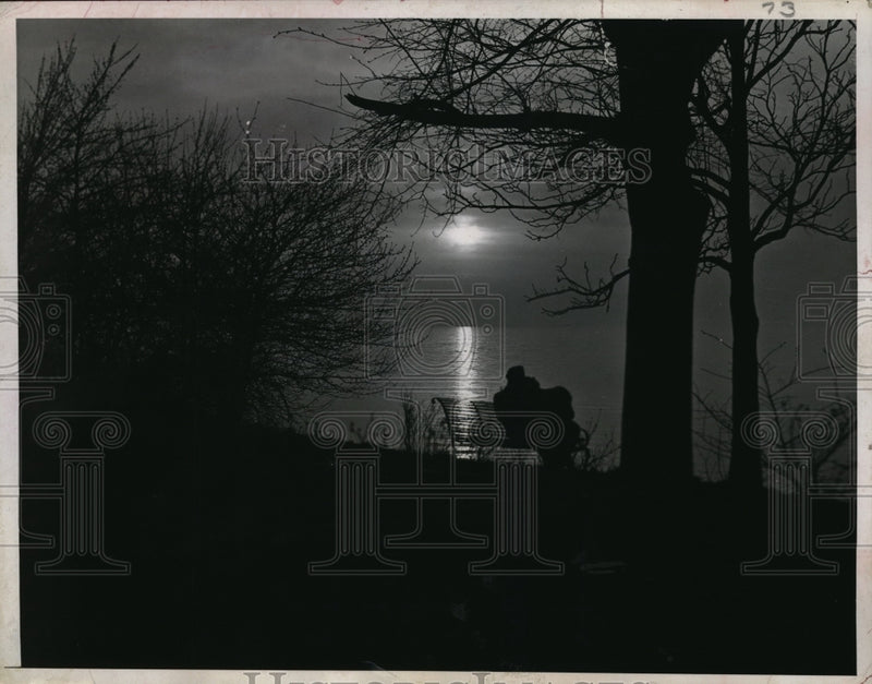 Load image into Gallery viewer, 1935 Press Photo Sun Sets On Shore Of Lake Cleveland Ohio And Outlines Lovers

