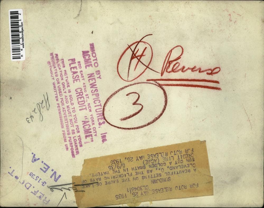 1935 Press Photo Sun Sets On Shore Of Lake Cleveland Ohio And Outlines Lovers