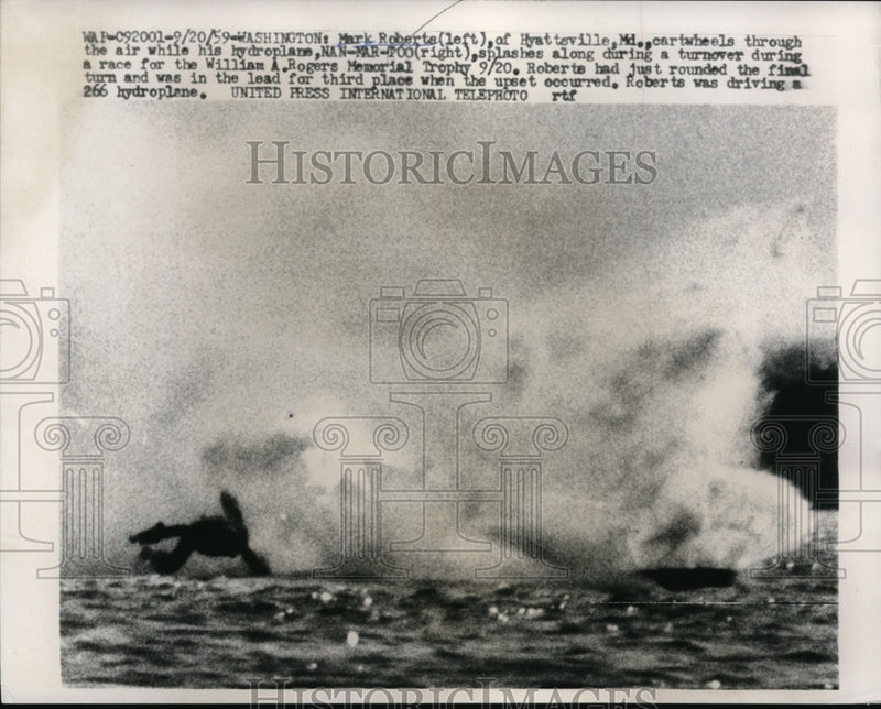 Load image into Gallery viewer, 1959 Press Photo Mark Roberts Cartwheels Hydroplane During Race - nec56021
