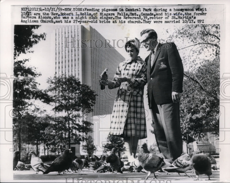 Load image into Gallery viewer, 1959 Press Photo Rev Robert Rolls &amp; Wife Barbara Feed Pigeons In Central Park
