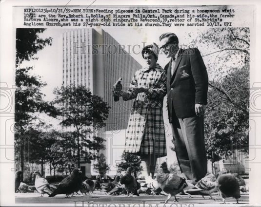 1959 Press Photo Rev Robert Rolls & Wife Barbara Feed Pigeons In Central Park