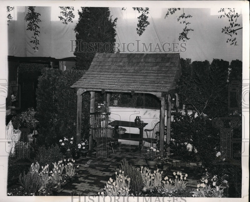 Load image into Gallery viewer, 1940 Press Photo Norristown Garden Club Exhibit
