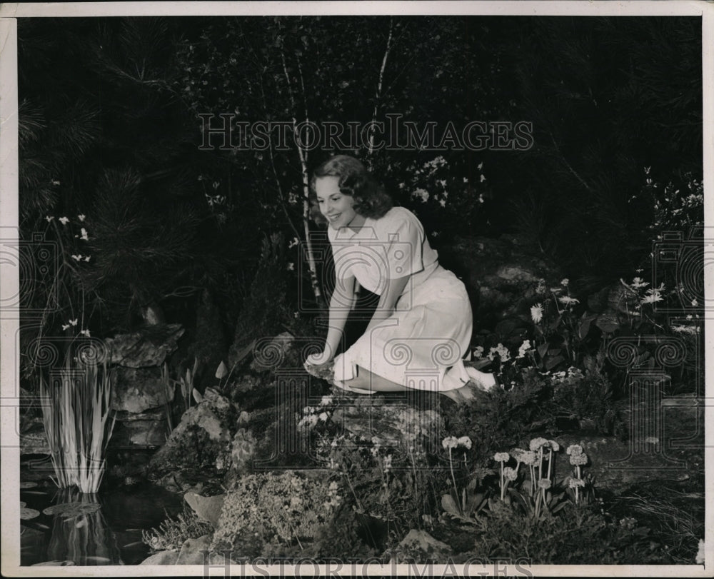 1939 Press Photo Margaret Lanson at International Flower Show