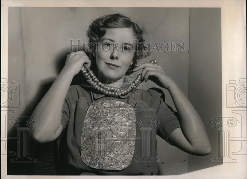 Load image into Gallery viewer, 1940 Press Photo Carroll Young Displays Gold Beads And Shield From Panama

