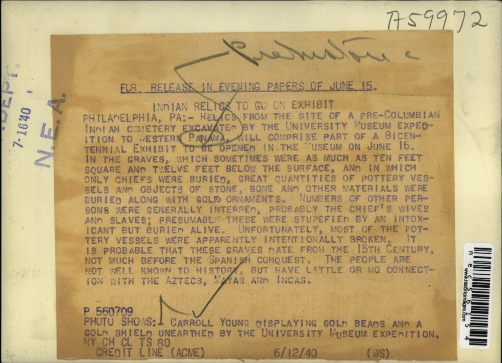 1940 Press Photo Carroll Young Displays Gold Beads And Shield From Panama