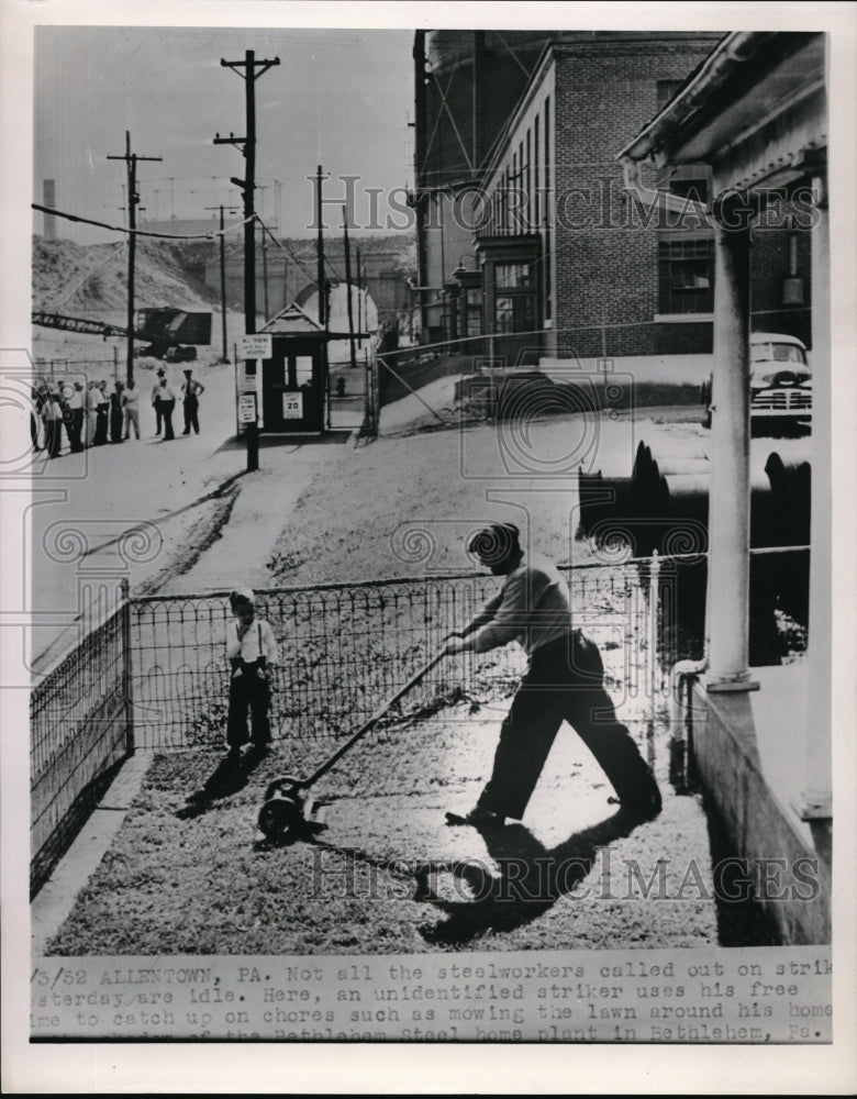 1952 Press Photo steel striker still cuts lawn at Bethlehem Steel home plant