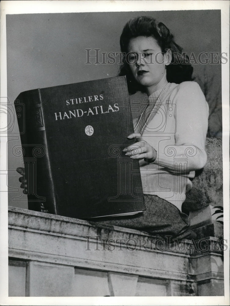 1942 Press Photo Louise Searight, Daughter of Soldier in Phillipines