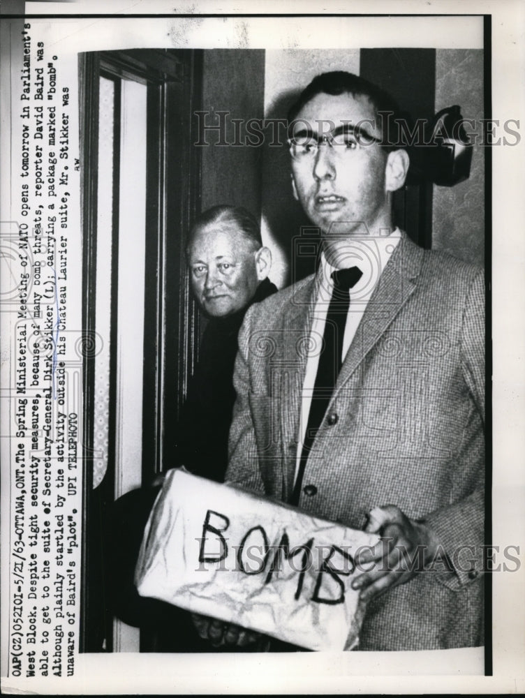 1963 Press Photo Journalist David Baird Carries Bomb To Dirk Stikker Hotel Suite- Historic Images