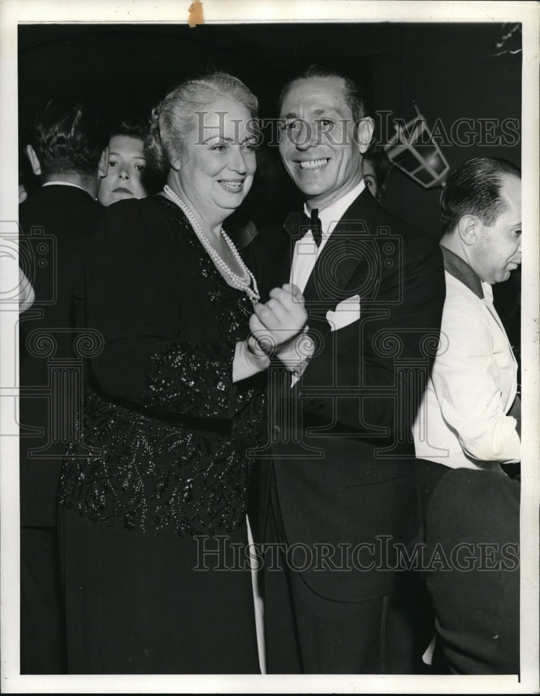 Load image into Gallery viewer, 1941 Press Photo Giuseppe Russo and Marion Cooley at El Morocco Opening

