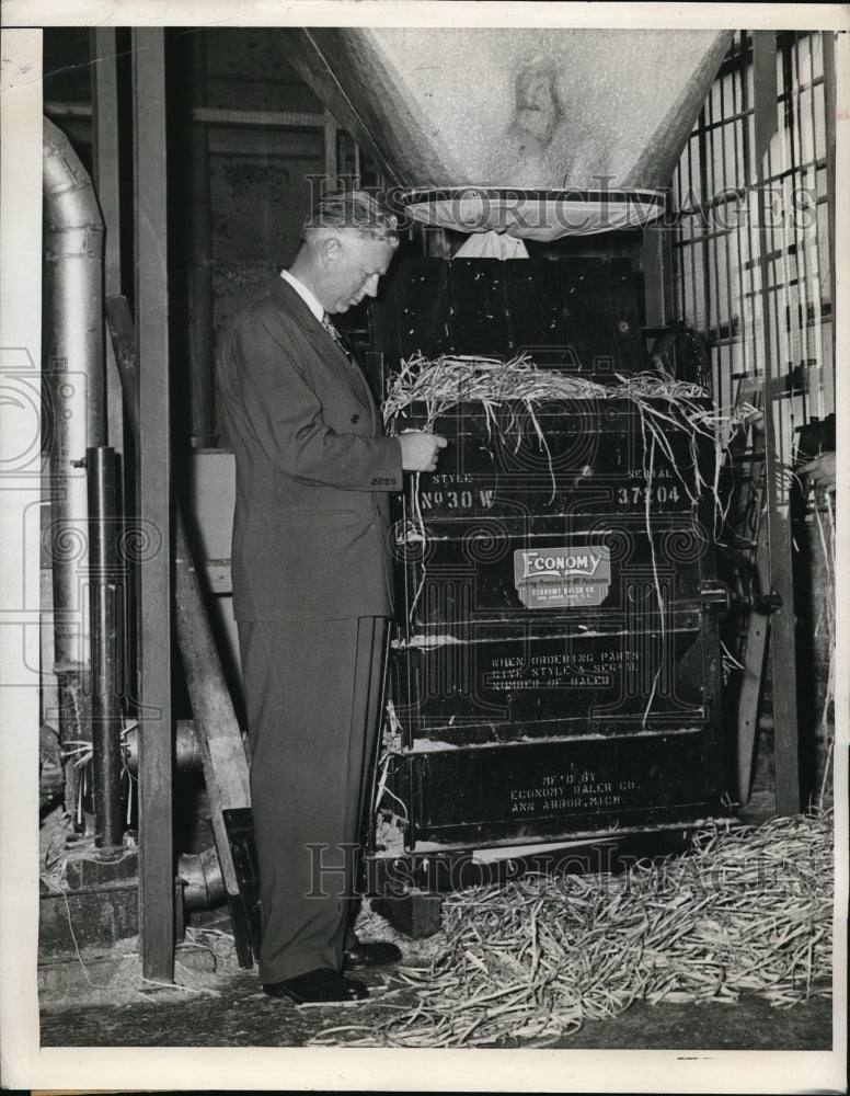 Load image into Gallery viewer, 1945 Press Photo Regional Enforcement Examiner for OPA A.D. Ruegsegger
