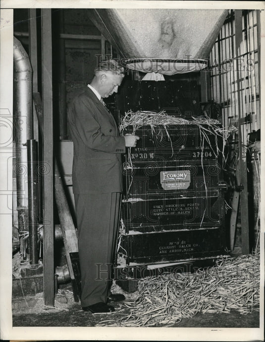 1945 Press Photo Regional Enforcement Examiner for OPA A.D. Ruegsegger