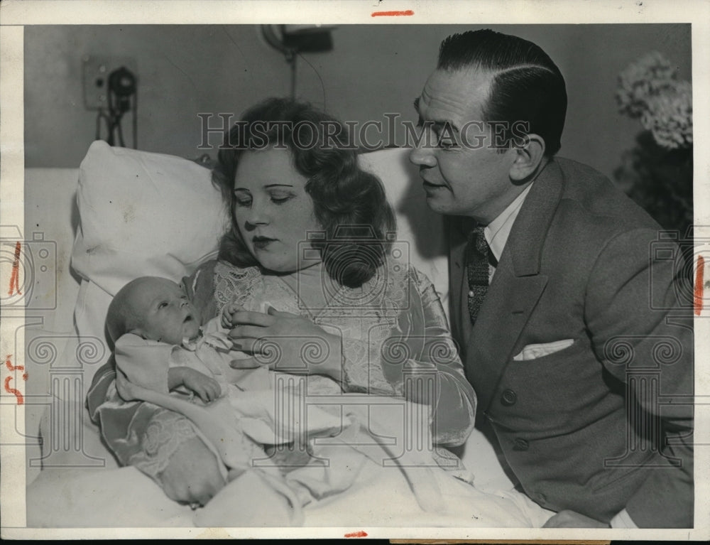 1931 Press Photo Music Comedy star Evelyn Burd and De Haven with their baby.