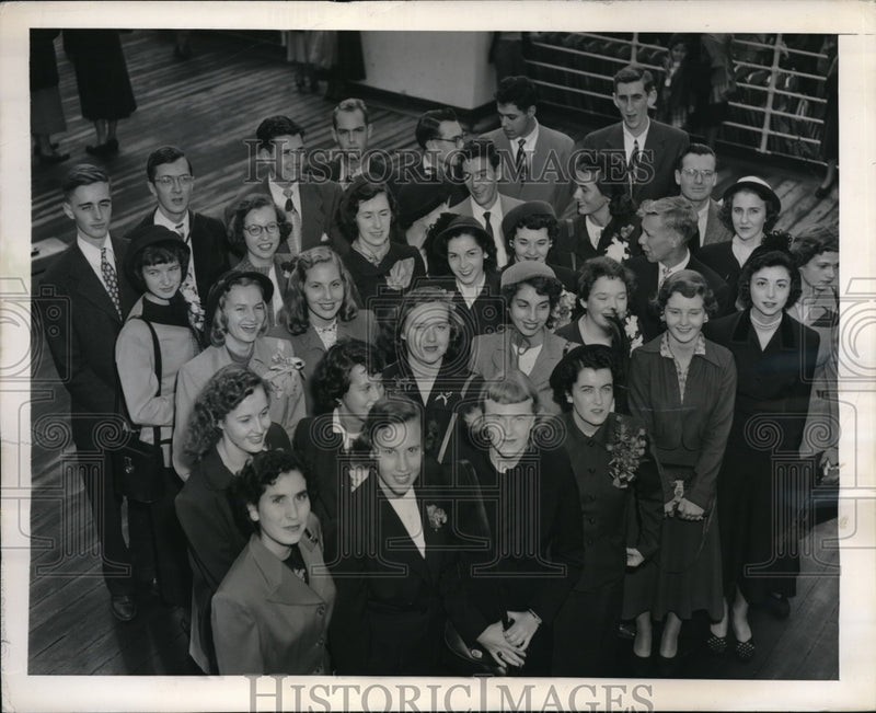 Load image into Gallery viewer, 1949 Press Photo New York University Of Paris Exchange Students
