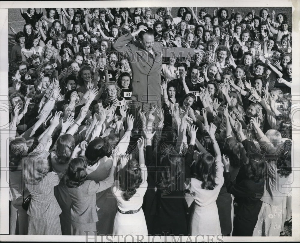 1946 Press Photo Judge Prickett Selecting Tournament of Rose Queen Candidates