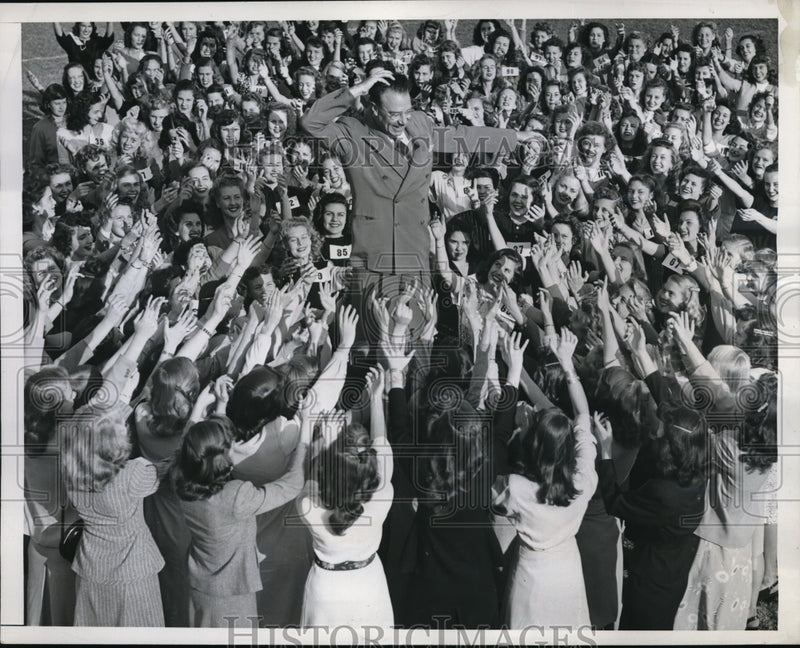 Load image into Gallery viewer, 1946 Press Photo Judge Prickett Selecting Tournament of Rose Queen Candidates
