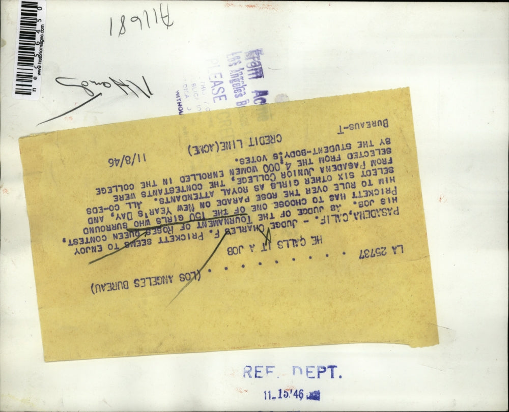 1946 Press Photo Judge Prickett Selecting Tournament of Rose Queen Candidates