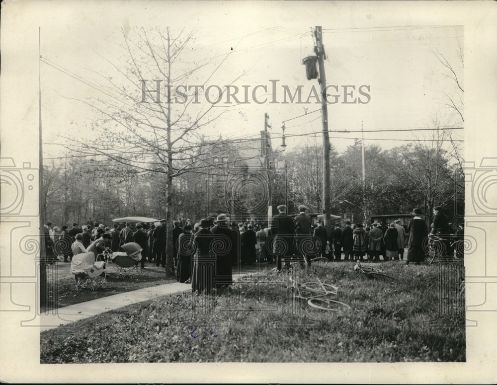 1923 Press Photo Crowd in Front of Famous Home - nec56453