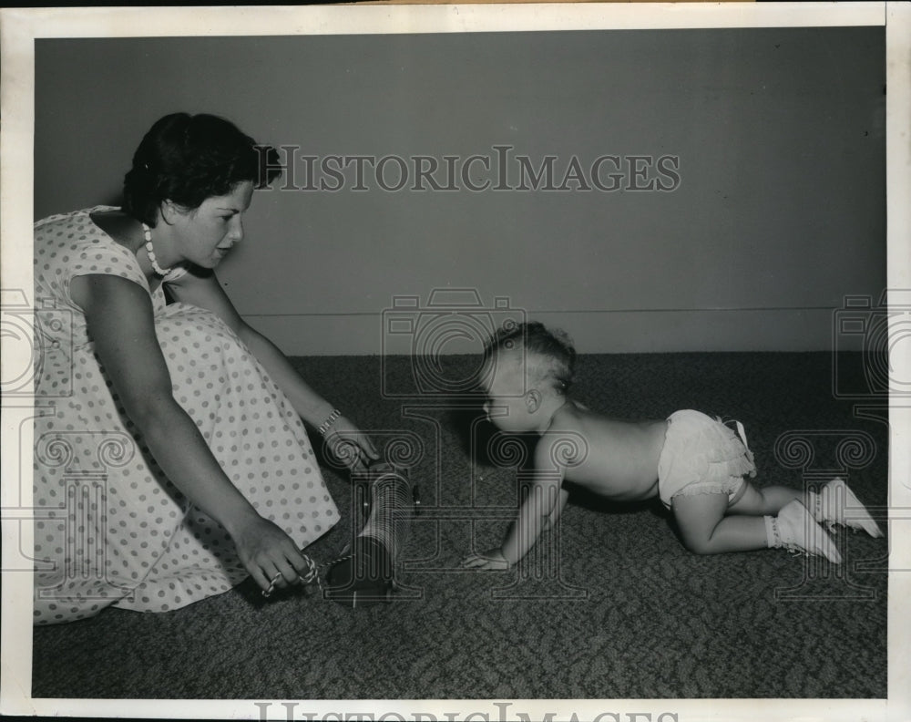 1955 Press Photo J. Rosen, Jaye Michelle, Slinky Baby Crawling Race, New Jersey