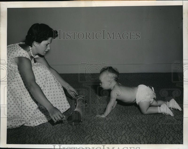 Load image into Gallery viewer, 1955 Press Photo J. Rosen, Jaye Michelle, Slinky Baby Crawling Race, New Jersey
