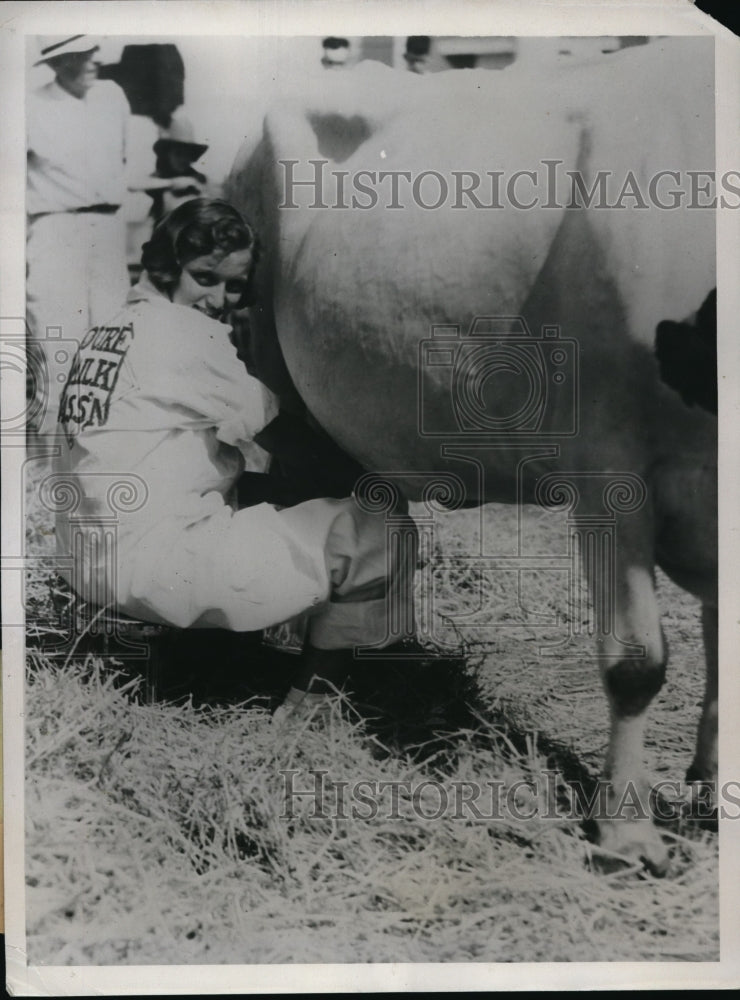 Load image into Gallery viewer, 1934 Press Photo Mabel Bentenhausen Adjudged as America's Foremost Milkmaid
