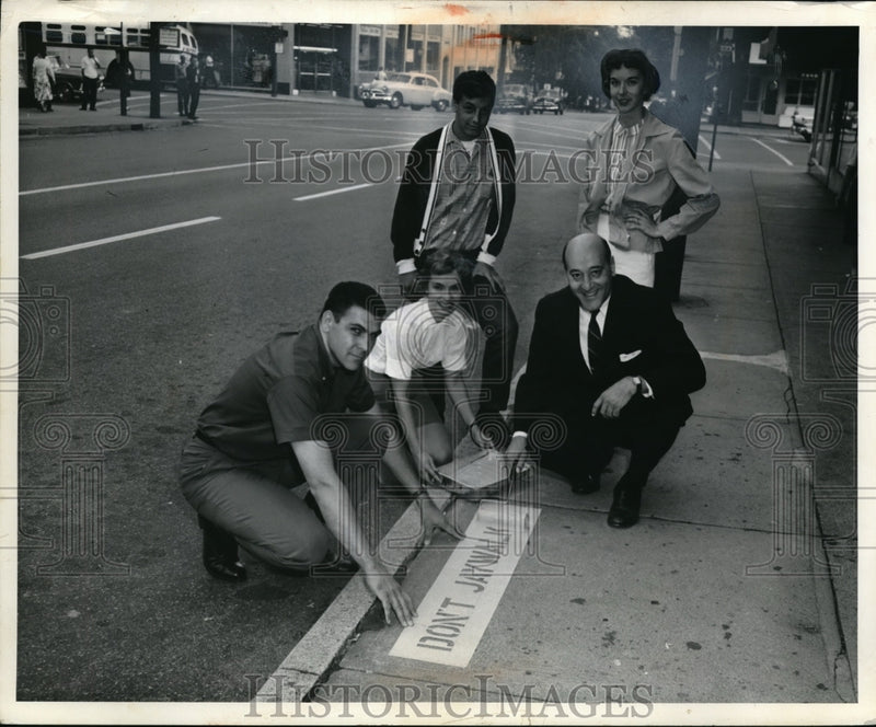 Load image into Gallery viewer, 1960 Press Photo Mr. Robert Dana Prinicpal Grant School, Mrs. David Davis, PTA
