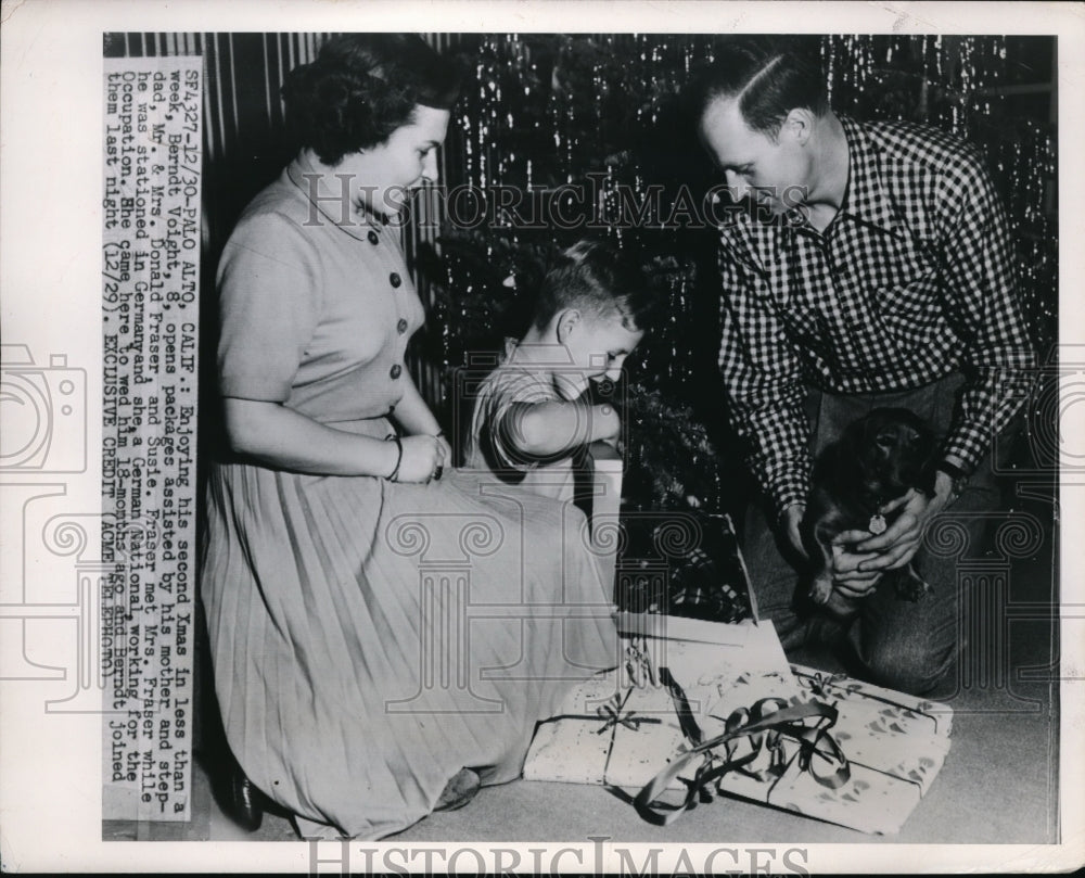 1929 Press Photo Berndt Voight opens packages assisted by his mother Mrs Frasier