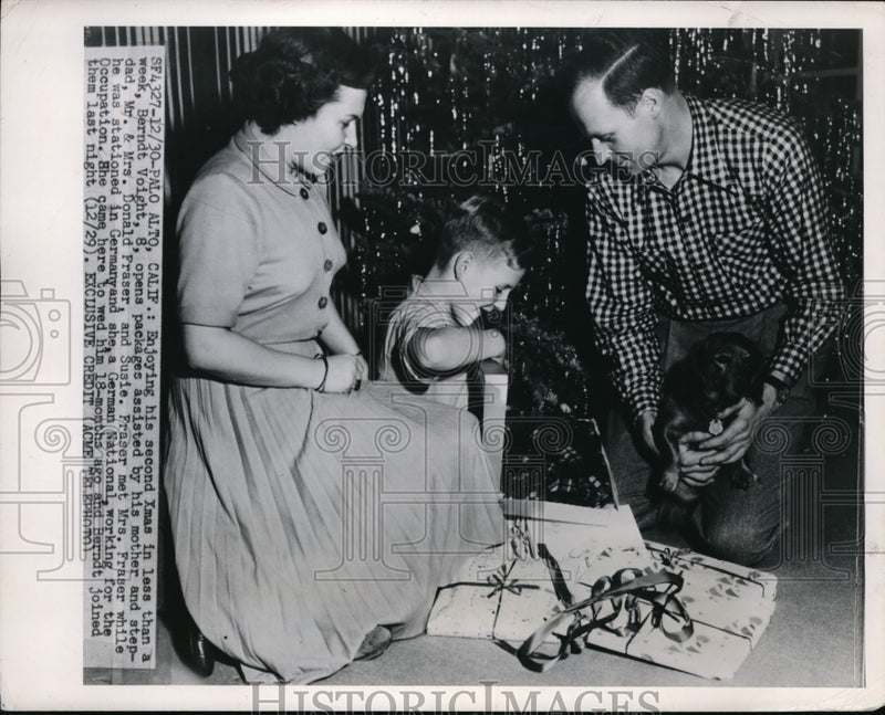Load image into Gallery viewer, 1929 Press Photo Berndt Voight opens packages assisted by his mother Mrs Frasier
