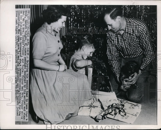 1929 Press Photo Berndt Voight opens packages assisted by his mother Mrs Frasier