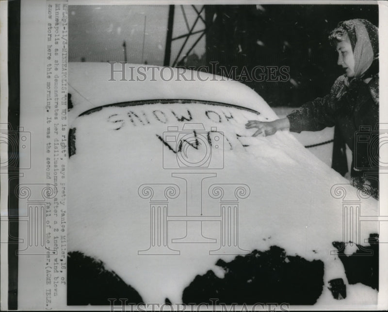 Load image into Gallery viewer, 1951 Press Photo Janice Miller writing on car after a Minneapolis snow storm
