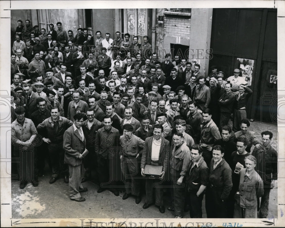 1947 Press Photo French Auto workers end strike