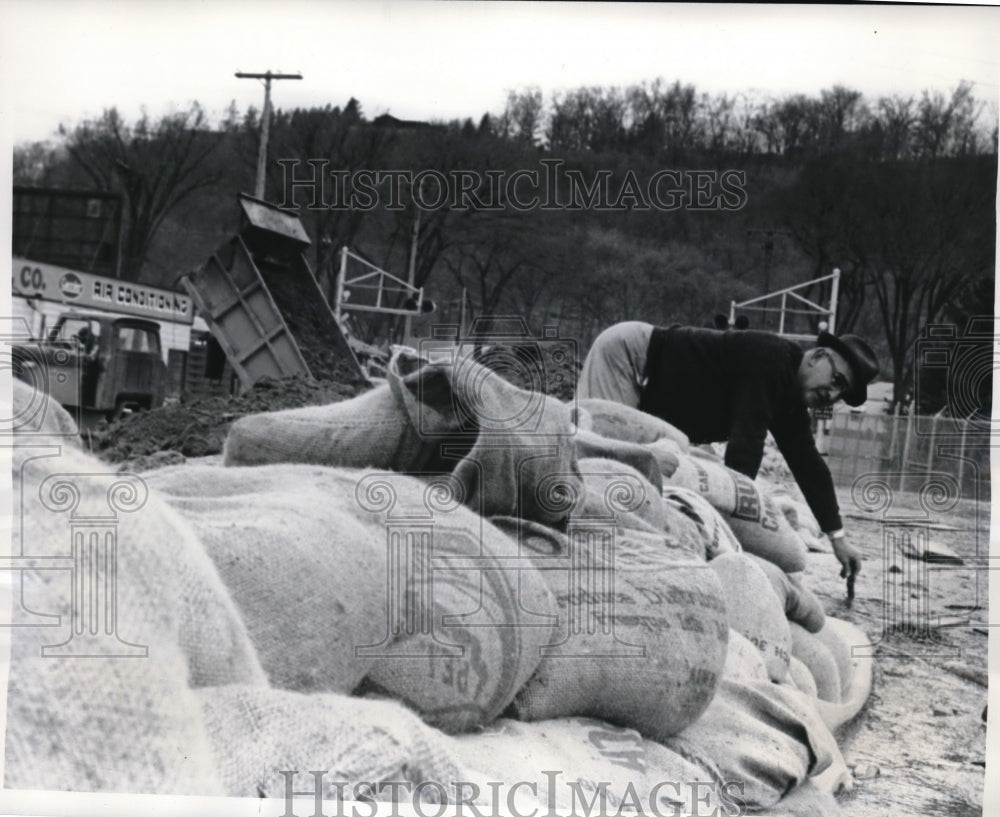 1969 Press Photo Rains On Iowa Plain Mississippi Valley River Flooding- Historic Images