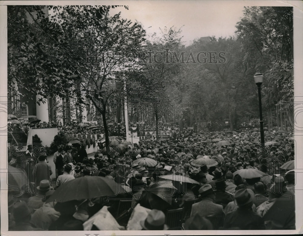 1936 Press Photo President Roosevelt Braves Rain at Harvard Univ. with Crowd- Historic Images