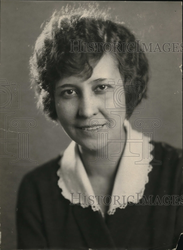 1926 Press Photo Gertude Stoutenous interview for a newspaper