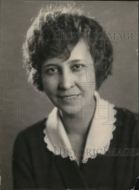 1926 Press Photo Gertude Stoutenous interview for a newspaper