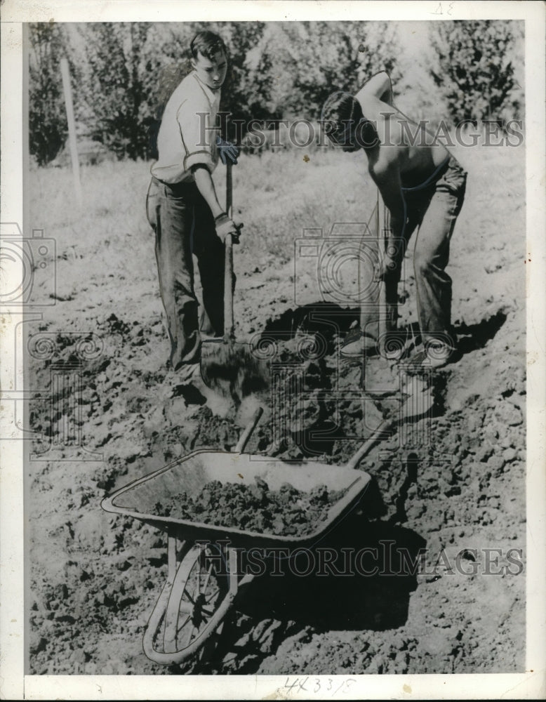 1942 Press Photo Digging clay for Adobe bricks