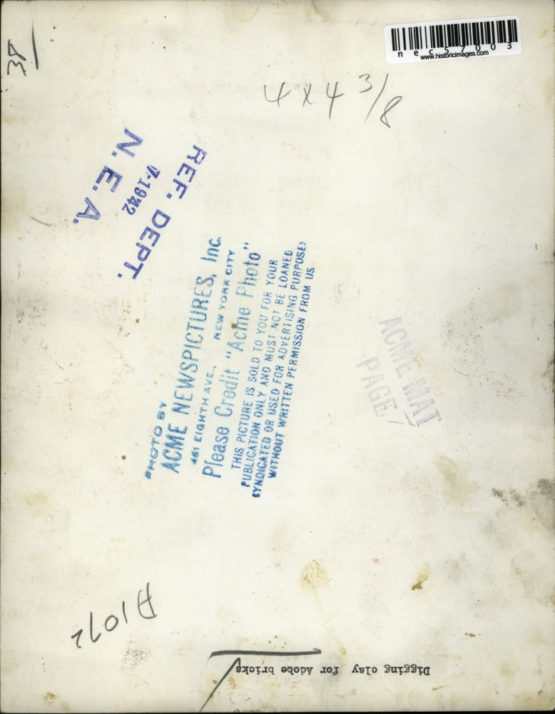 1942 Press Photo Digging clay for Adobe bricks