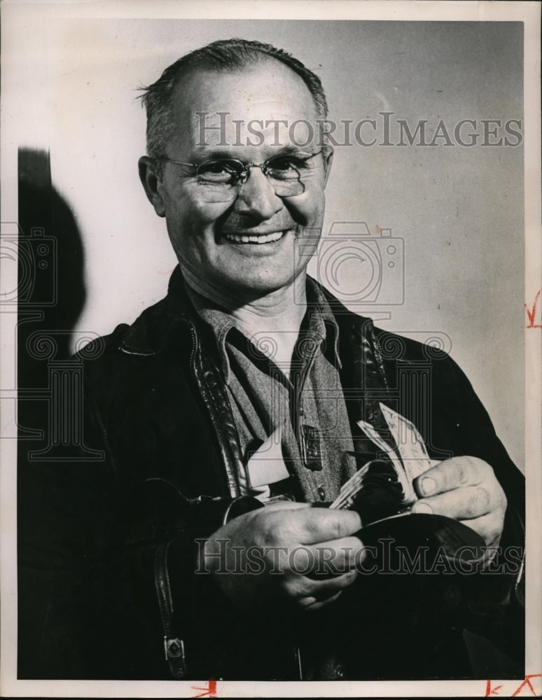 Load image into Gallery viewer, 1948 Press Photo An Unidentified man showing off his winnings, all smiles
