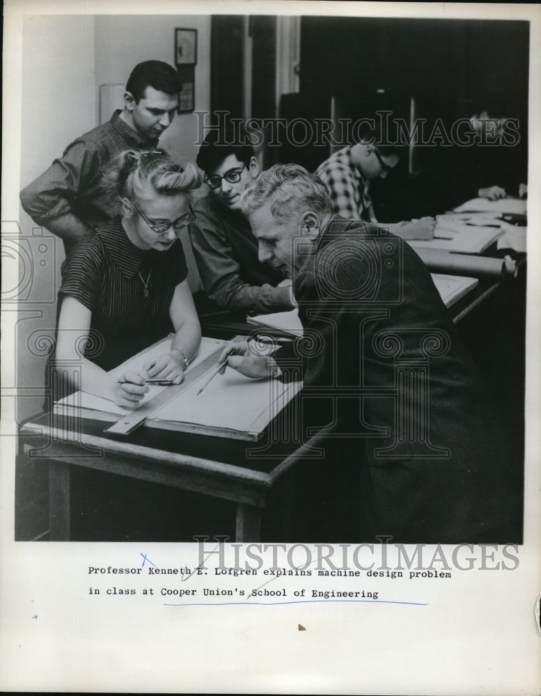 Load image into Gallery viewer, 1959 Press Photo Prof Kenneth Lofgren explains machine design problem in class

