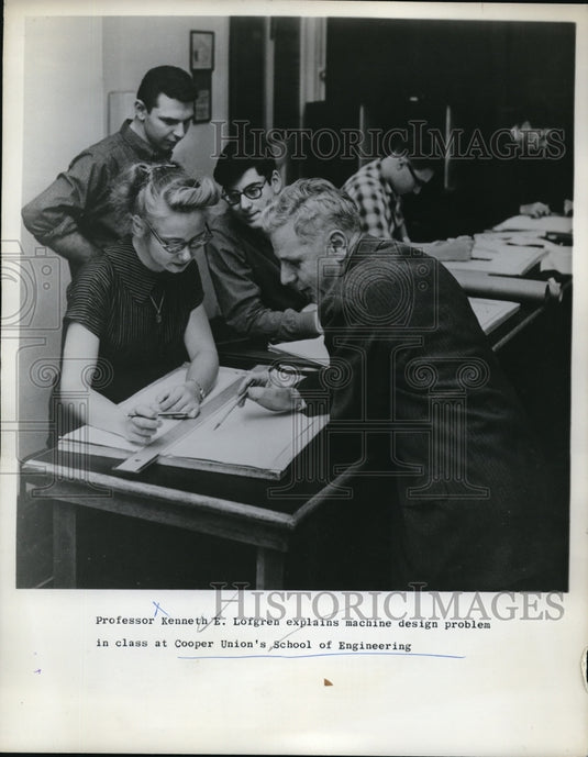 1959 Press Photo Prof Kenneth Lofgren explains machine design problem in class