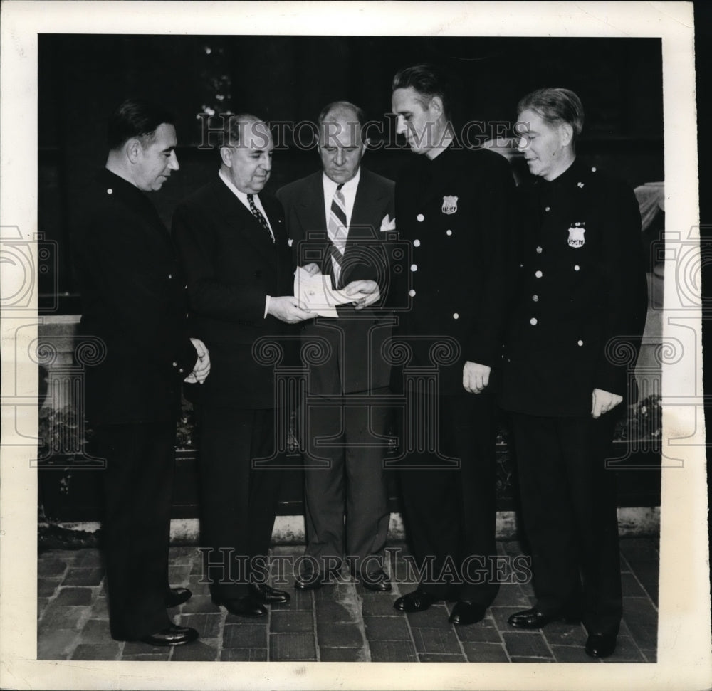 1941 Press Photo Patrolmen Buy $50,000 in defense bonds